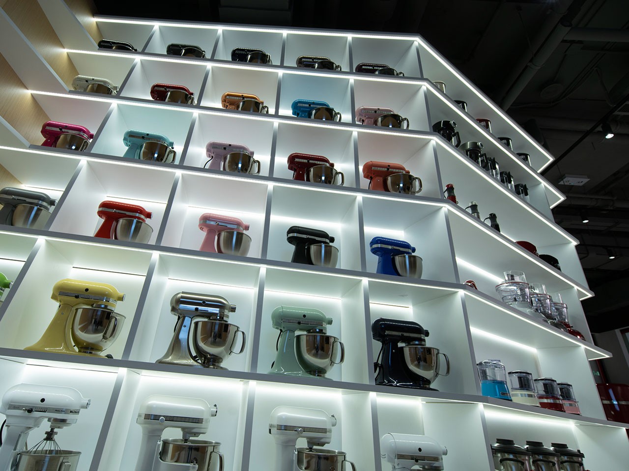 Learn about the KitchenAid Experience® Retail Center